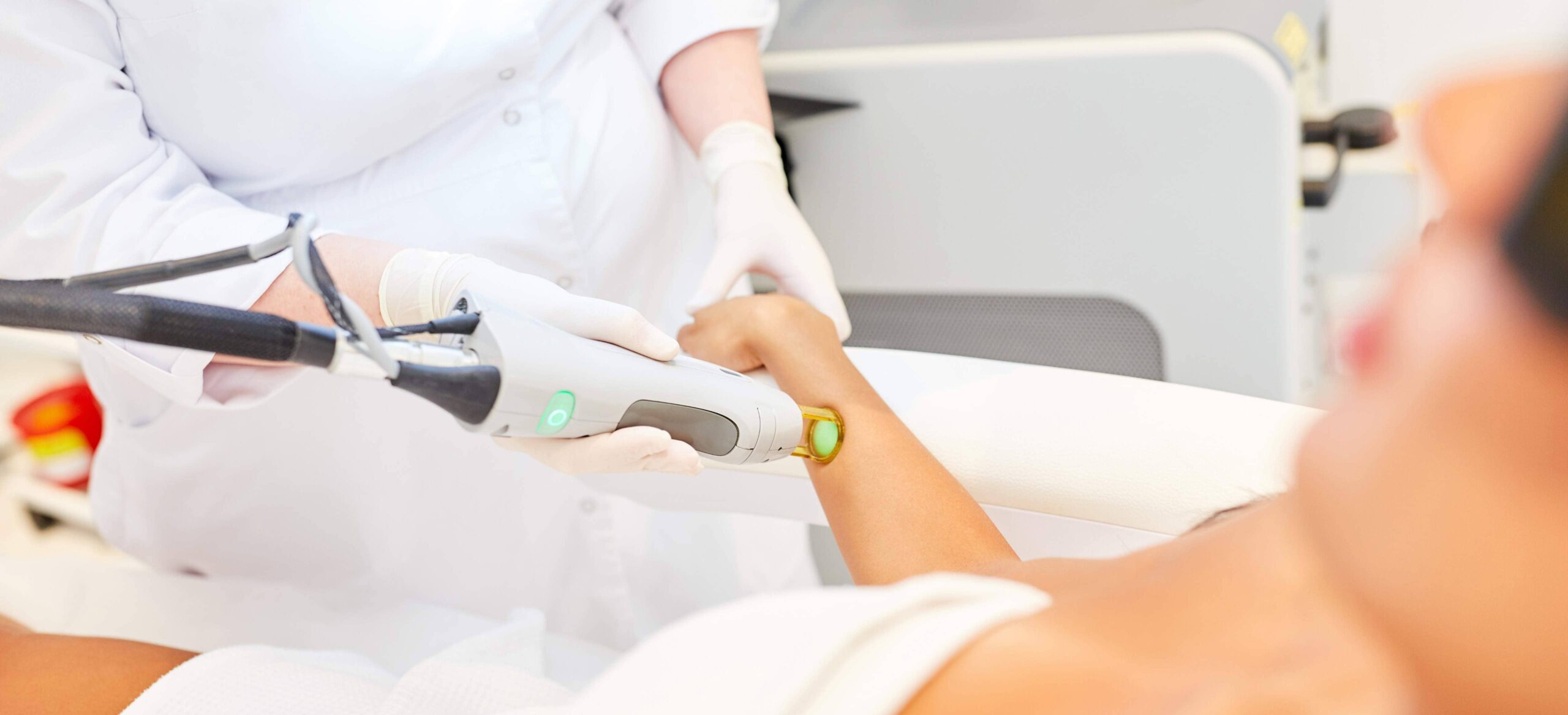 L'épilation électrique est-elle adaptée sur tout type de poils ? | Dr Mayeux | Paris