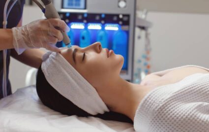 Pourquoi associer un dékystage à un traitement de fond de l’acné ? | Dr Mayeux | Paris