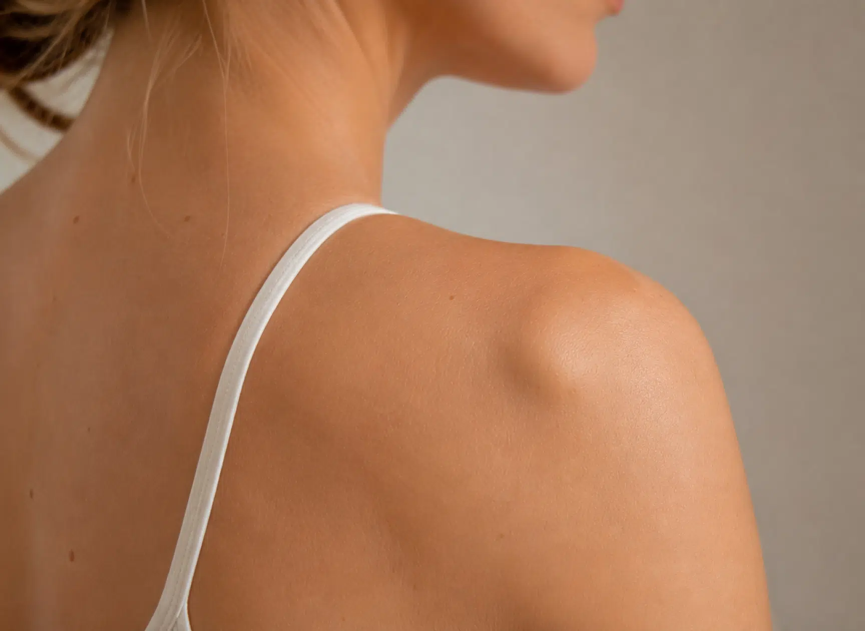 Chirurgie d'extraction d'un lipome pour retrouver un relief cutané lisse. Docteur Mayeux, Paris